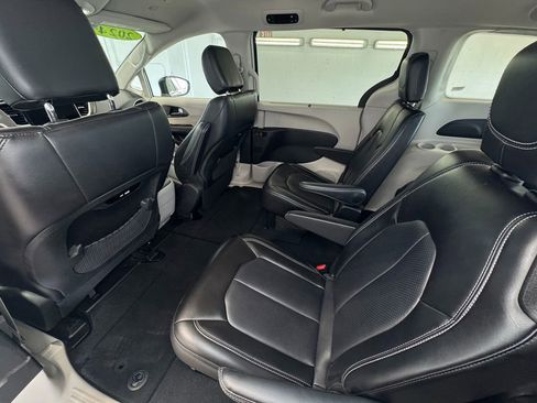 Used 2024 Chrysler Pacifica Touring-L FWD image 22