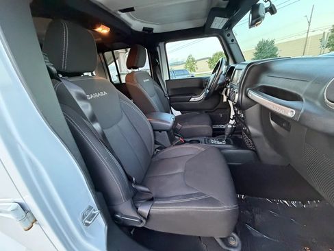 Used 2017 Jeep Wrangler Unlimited Sahara w/ Connectivity Group AWD/4WD image 28