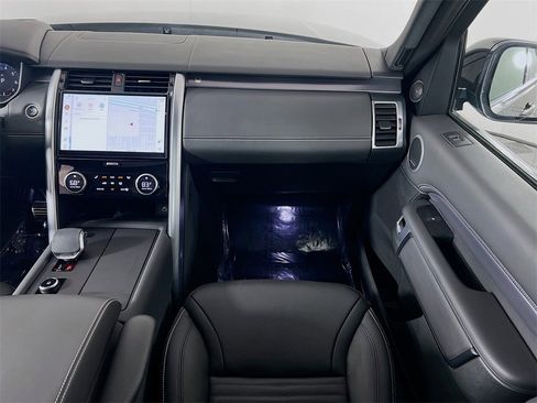 Used 2025 Land Rover Discovery Metropolitan Edition image 25