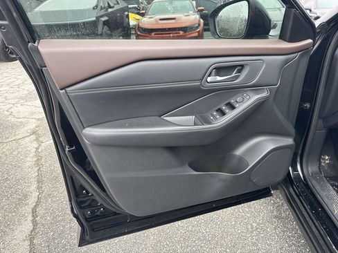 Used 2023 Nissan Rogue SV w/ SV Premium Package image 25