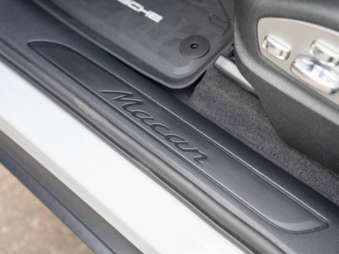 Certified 2025 Porsche Macan image 11