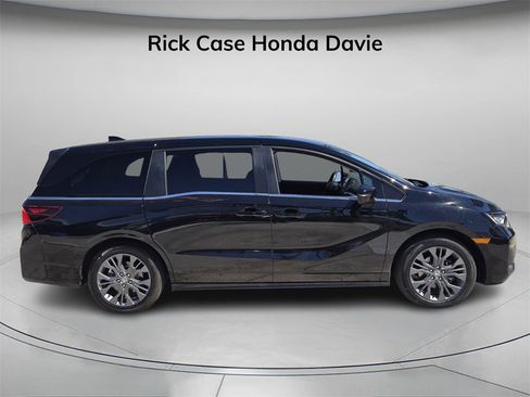 Certified 2025 Honda Odyssey Touring image 3