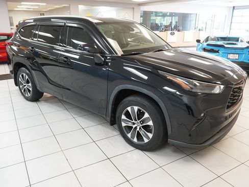 Used 2022 Toyota Highlander XLE AWD/4WD image 15