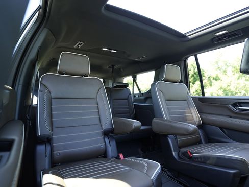 Used 2025 GMC Yukon XL Denali Ultimate AWD/4WD image 16