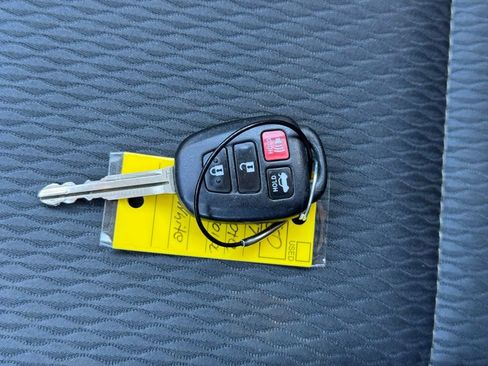 Used 2017 Toyota Corolla LE image 28