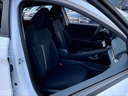 Certified 2025 Hyundai Elantra SE image 8