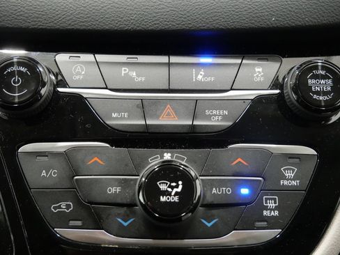 Used 2024 Chrysler Pacifica Touring-L FWD image 19