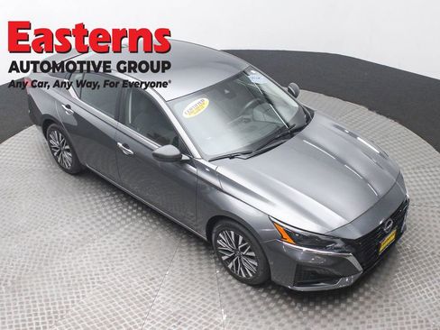 Used 2024 Nissan Altima 2.5 SV image 3