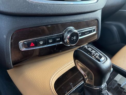 Used 2018 Volvo XC90 T6 Momentum w/ Convenience Package image 19