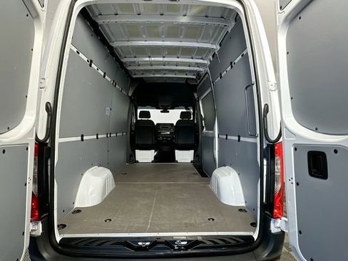 Used 2025 Mercedes-Benz Sprinter 2500 image 3