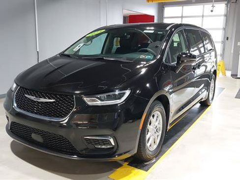 Used 2024 Chrysler Pacifica Touring-L FWD image 18