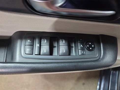 Used 2020 Chrysler Pacifica Limited image 27