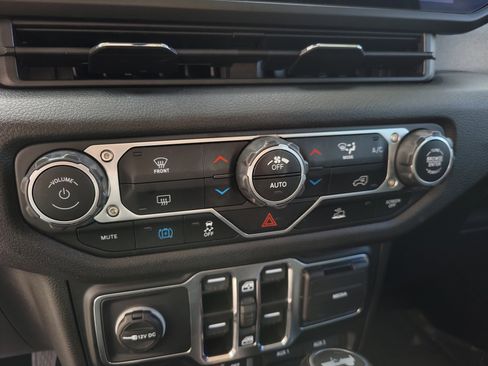 Used 2024 Jeep Wrangler Unlimited AWD/4WD image 18