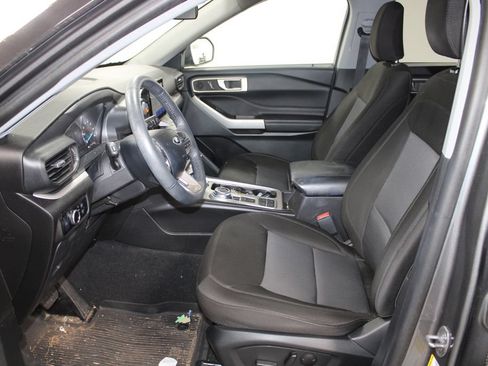 Used 2024 Ford Explorer XLT RWD image 17