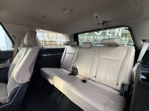 Used 2024 Ford Expedition XLT RWD image 18