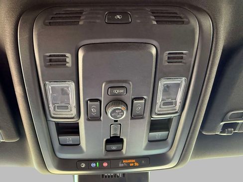 Used 2025 GMC Yukon XL Denali w/ Denali Reserve Package AWD/4WD image 29