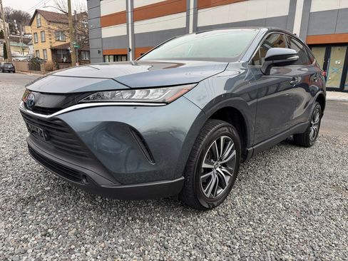 Used 2022 Toyota Venza LE image 1