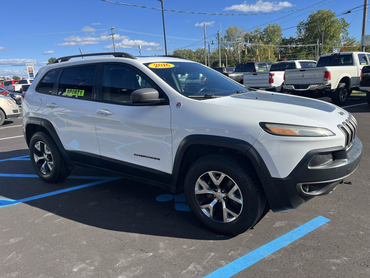 Used 2016 Jeep Cherokee Trailhawk w/ Comfort/Convenience Group AWD/4WD image 3