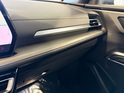 Used 2025 Chevrolet Traverse LT image 17