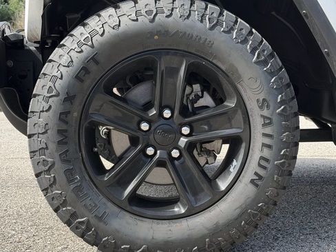 Used 2021 Jeep Wrangler Unlimited Sahara image 32