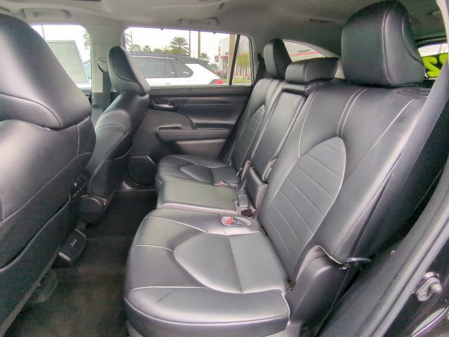 Used 2022 Toyota Highlander XLE FWD image 17