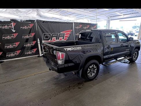 Used 2022 Toyota Tacoma TRD Off-Road w/ TRD Premium Off Road Package AWD/4WD image 8