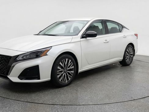 Used 2025 Nissan Altima 2.5 SV image 3
