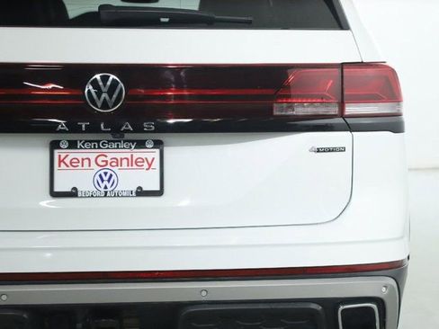 Used 2025 Volkswagen Atlas Peak Edition SE image 48
