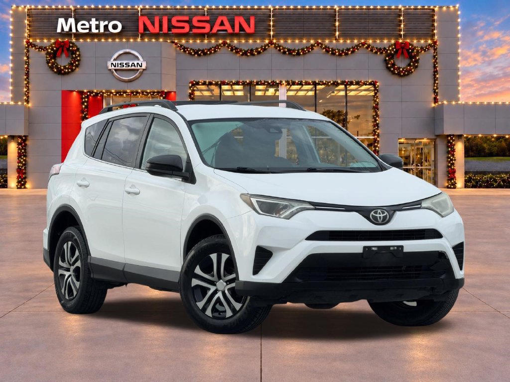 Used 2017 Toyota RAV4 LE FWD image 2