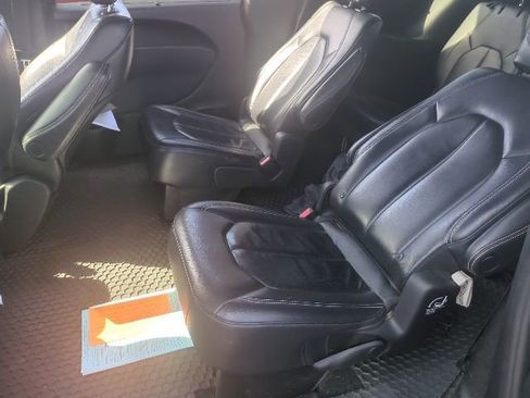 Used 2022 Chrysler Pacifica Touring-L w/ S Appearance Package FWD image 14