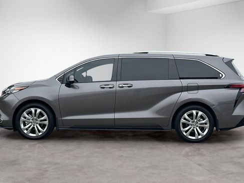 Used 2023 Toyota Sienna Platinum FWD image 2
