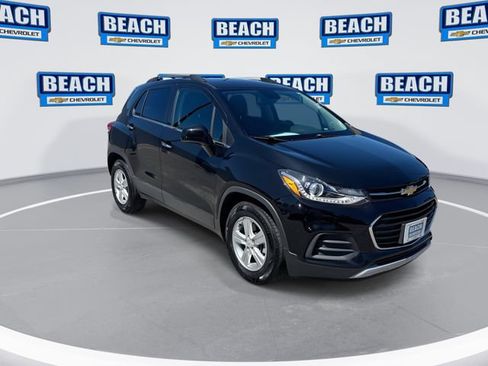 Used 2019 Chevrolet Trax LT w/ LT Convenience Package FWD image 2