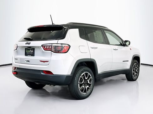 Used 2025 Jeep Compass Trailhawk AWD/4WD image 9
