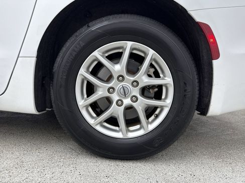 Used 2023 Chrysler Pacifica Touring-L image 45