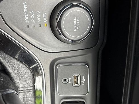 Used 2021 Jeep Cherokee Latitude Plus image 13