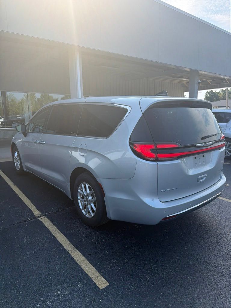 Used 2024 Chrysler Pacifica Touring-L FWD image 2