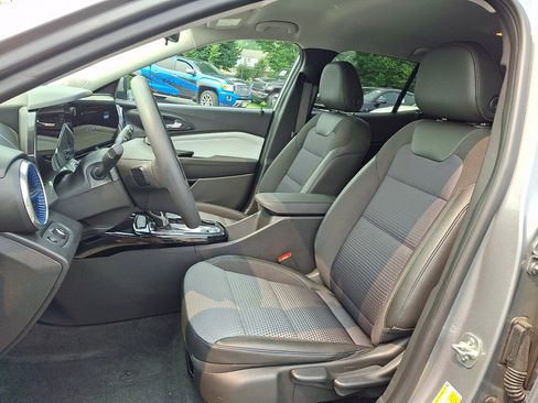 Used 2025 Chevrolet Trax LT FWD image 24