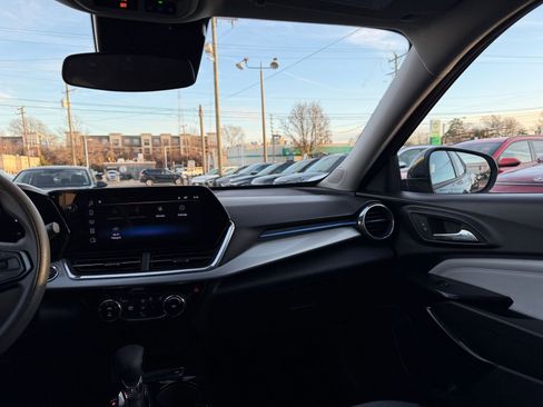 Used 2025 Chevrolet Trax LT image 33