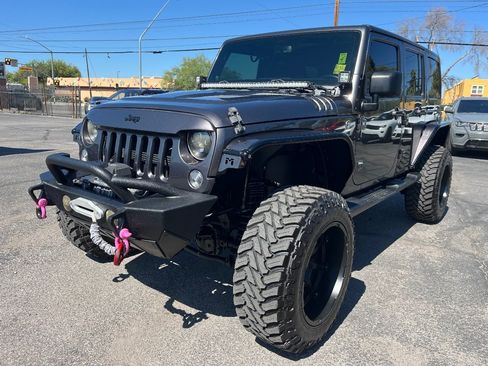 Used 2014 Jeep Wrangler Unlimited Sahara w/ Connectivity Group AWD/4WD image 11