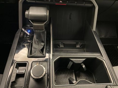 Used 2022 Toyota Tundra SR5 w/ SR5 Convenience Package AWD/4WD image 14
