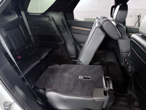 Used 2020 Land Rover Discovery HSE image 43