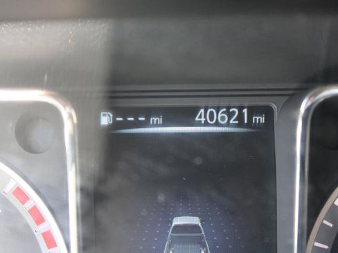 Used 2017 Nissan Titan SV image 23