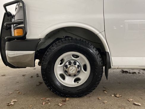 Used 2017 Chevrolet Express 2500 LT w/ LT Preferred Equipment Group image 11