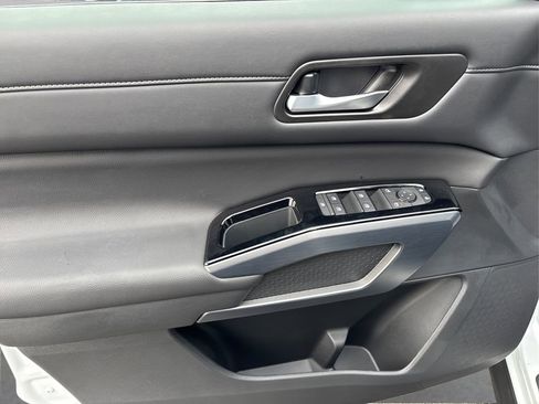 New 2025 Nissan Pathfinder SL image 17