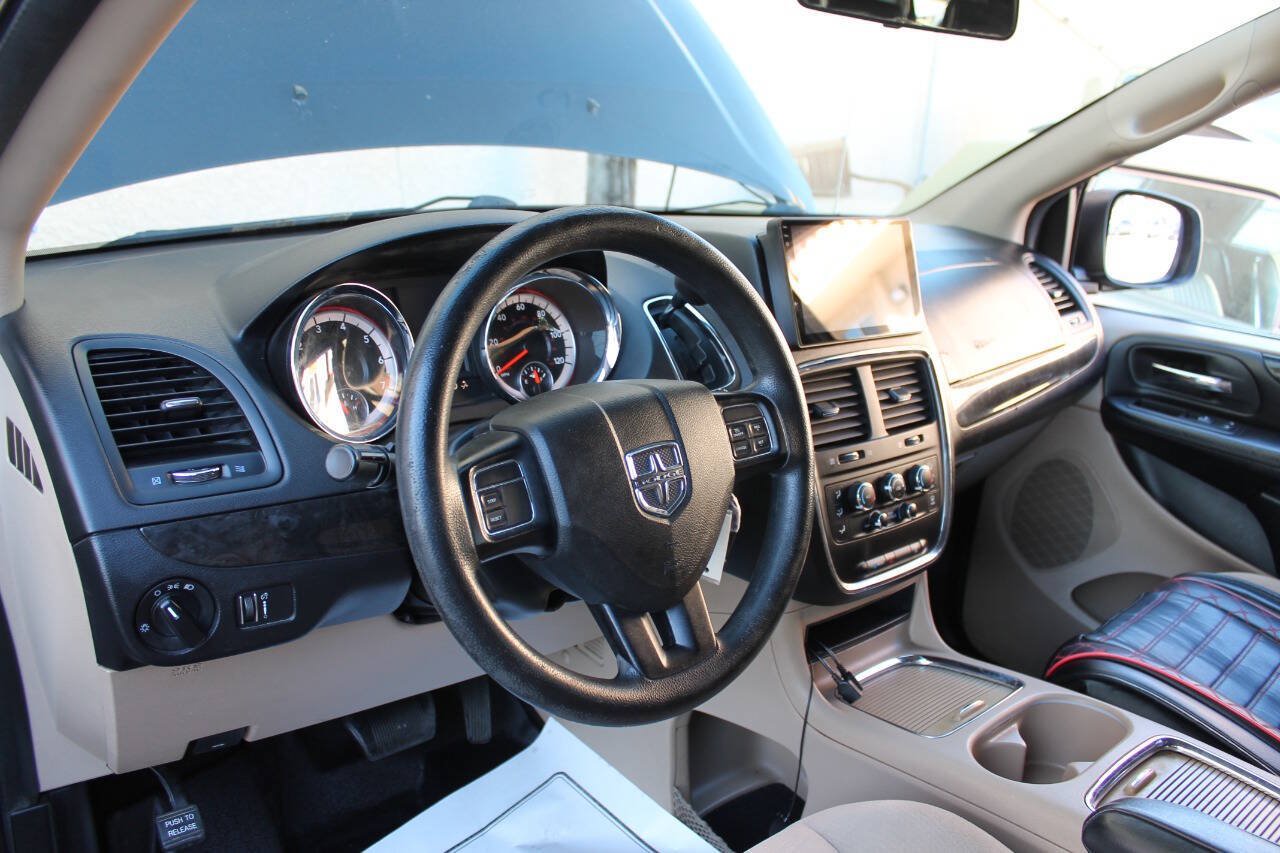 Used 2016 Dodge Grand Caravan SXT FWD image 19