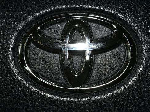 Used 2017 Toyota RAV4 XLE image 31