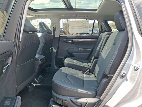 New 2026 Toyota Highlander Platinum AWD/4WD image 13