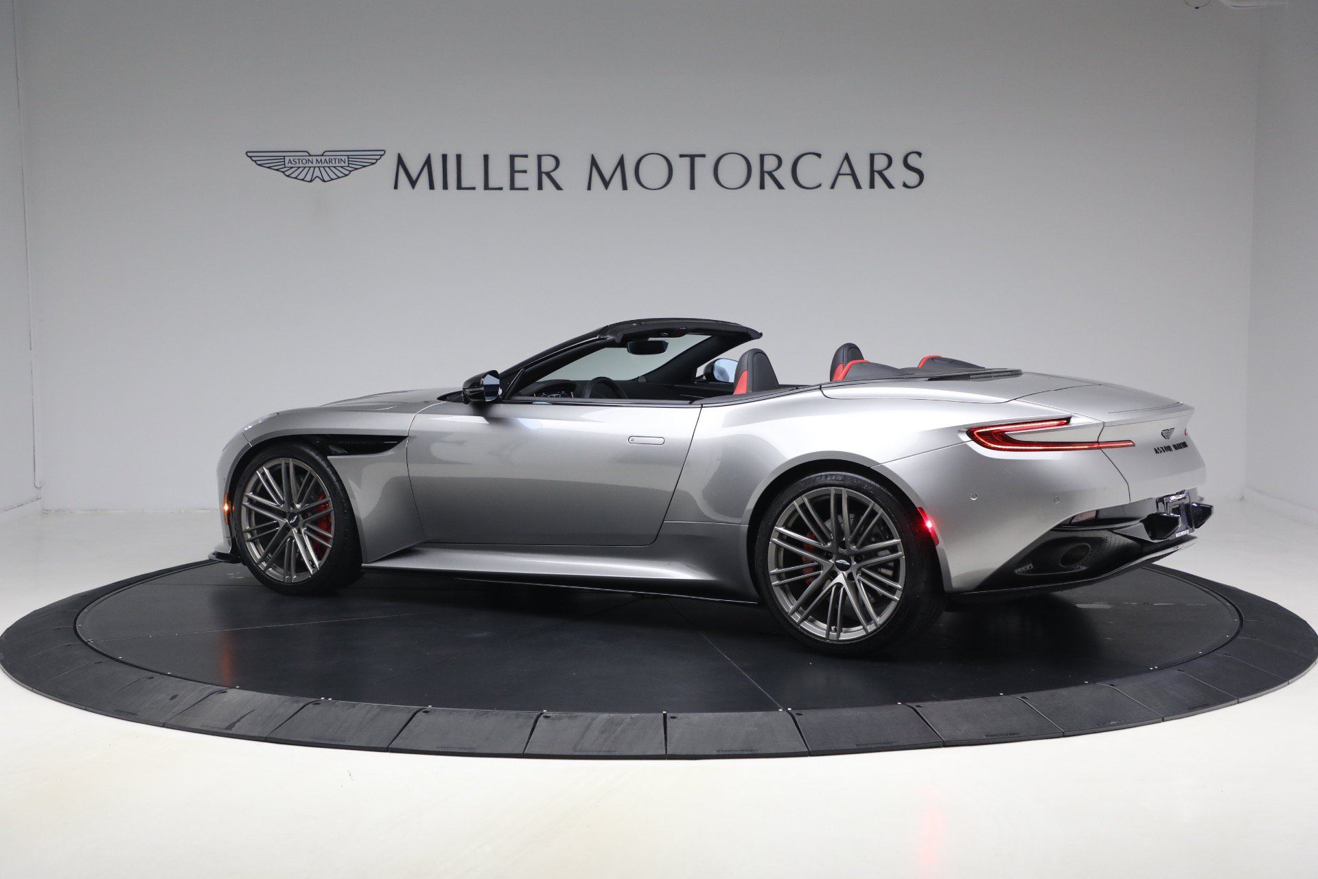 Used 2024 Aston Martin DB12 Convertible RWD image 4