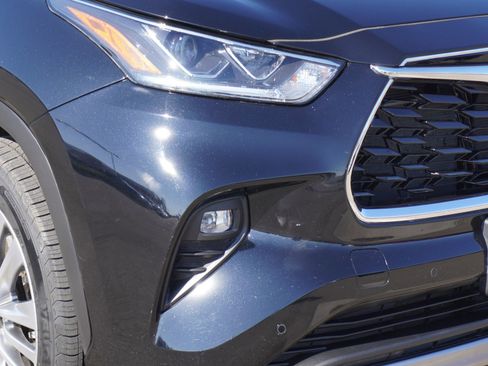 Used 2024 Toyota Highlander Platinum image 3