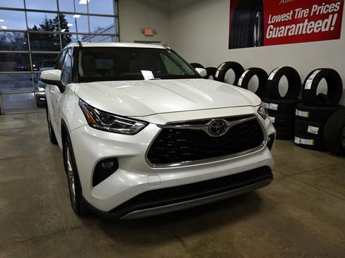 Used 2022 Toyota Highlander Platinum image 3